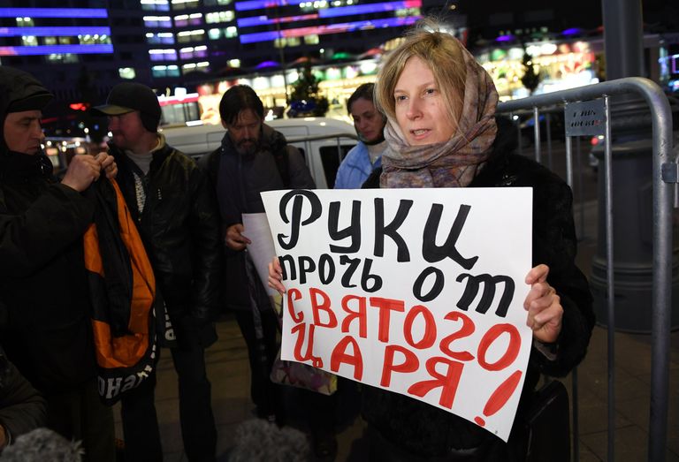 Участница одиночного пикета против фильма Алексея Учителя Матильда перед его премьерой в киноцентре Октябрь в Москве. 24 октября 2017 Участница одиночного пикета против фильма Алексея Учителя Матильда перед его премьерой в киноцентре Октябрь в Москве. 24 октября 2017