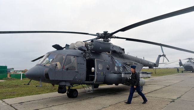 Вертолет Ми-8АМТШ перед началом учебно-тренировочных занятий авиационного соединения армейской авиации ЮВО в Ростовской области. 24 октября 2017