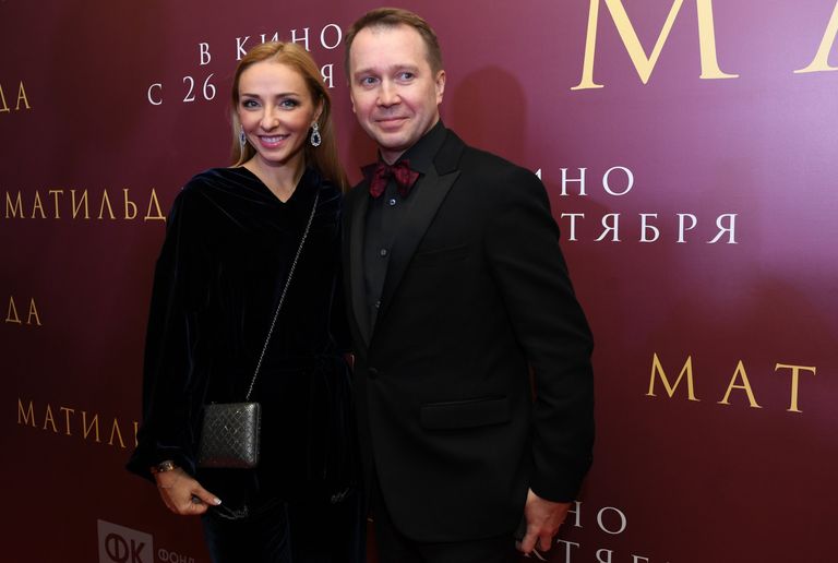 Олимпийская чемпионка по фигурному катанию Татьяна Навка и актер Евгений Миронов на премьере фильма Алексея Учителя Матильда в киноцентре Октябрь в Москве. 24 октября 2017 Олимпийская чемпионка по фигурному катанию Татьяна Навка и актер Евгений Миронов на премьере фильма Алексея Учителя Матильда в киноцентре Октябрь в Москве. 24 октября 2017