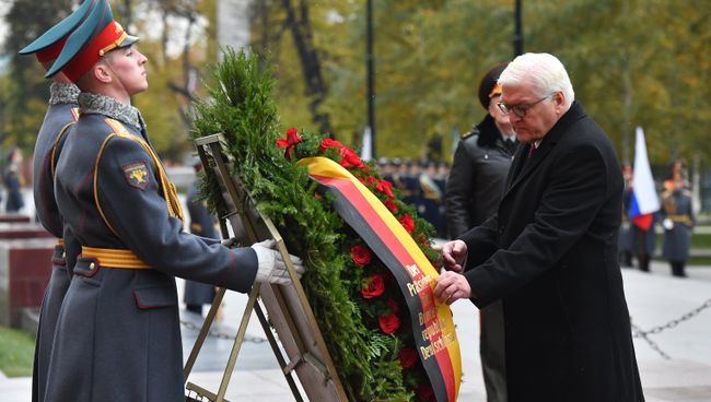Президент Германии Франк-Вальтер Штайнмайер на церемонии возложения венков к Могиле Неизвестного Солдата в Александровском саду Москве. 25 октября 2017 Президент Германии Франк-Вальтер Штайнмайер на церемонии возложения венков к Могиле Неизвестного Солдата в Александровском саду Москве. 25 октября 2017
