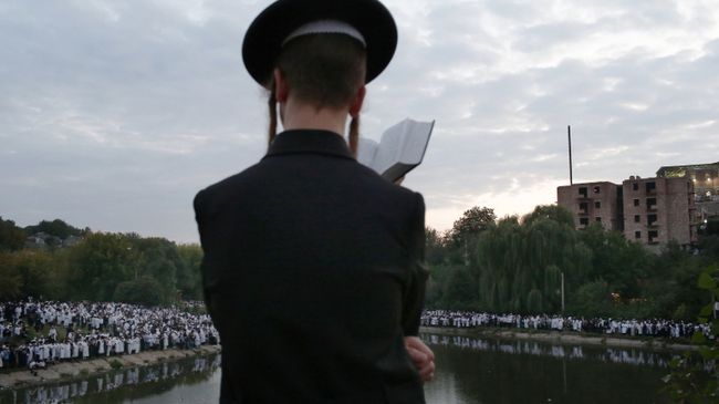 Паломники во время празднования еврейского нового года в городе Умань на Украине