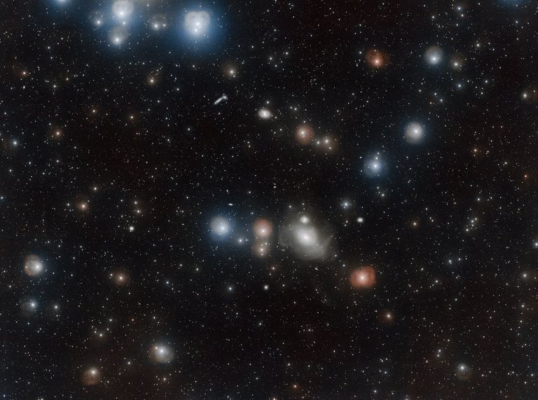 Галактика NGC 1317, лицо бога, и ее ближайшие соседи по скоплению галактик в созвездии Печи Галактика NGC 1317, лицо бога, и ее ближайшие соседи по скоплению галактик в созвездии Печи