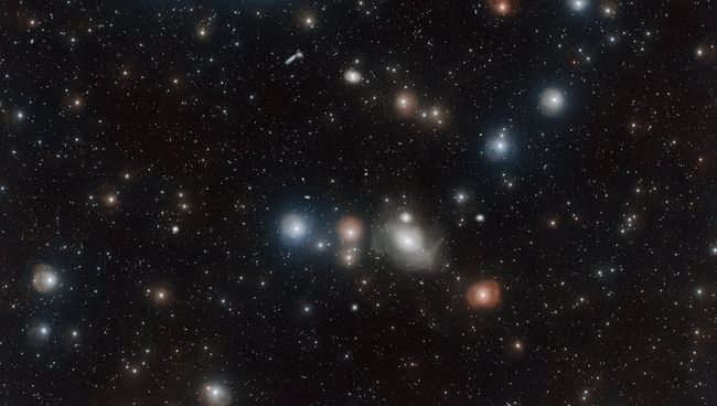Галактика NGC 1317, лицо бога, и ее ближайшие соседи по скоплению галактик в созвездии Печи. Архивное фото Галактика NGC 1317, лицо бога, и ее ближайшие соседи по скоплению галактик в созвездии Печи. Архивное фото
