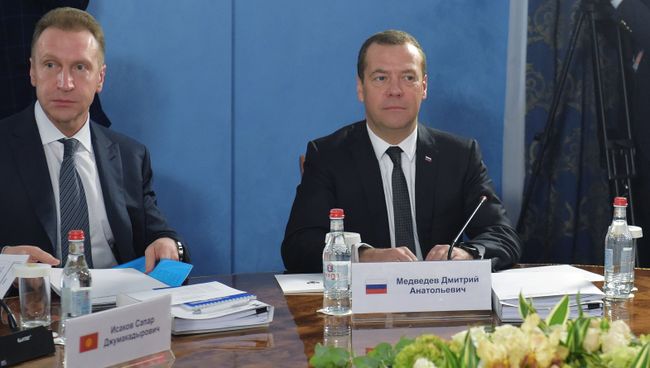 Дмитрий Медведев на заседании Евразийского межправительственного совета в Ереване. 25 октября 2017 Дмитрий Медведев на заседании Евразийского межправительственного совета в Ереване. 25 октября 2017