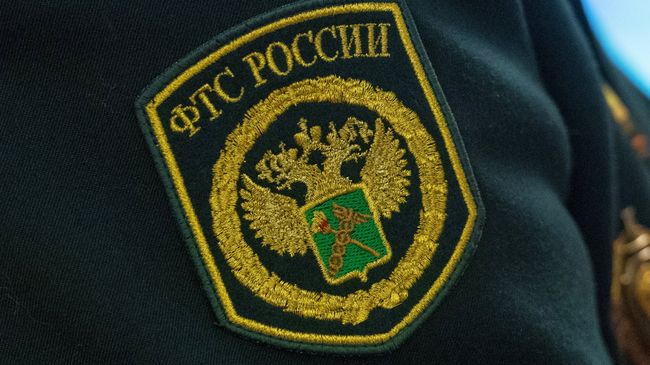 Шеврон на форме сотрудника Федеральной таможенной службы России. Архивное фото Шеврон на форме сотрудника Федеральной таможенной службы России. Архивное фото