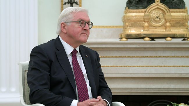 Федеральный президент Федеративной Республики Германия Франк-Вальтер Штайнмайер во время встречи с президентом РФ Владимиром Путиным. 25 октября 2017 Федеральный президент Федеративной Республики Германия Франк-Вальтер Штайнмайер во время встречи с президентом РФ Владимиром Путиным. 25 октября 2017