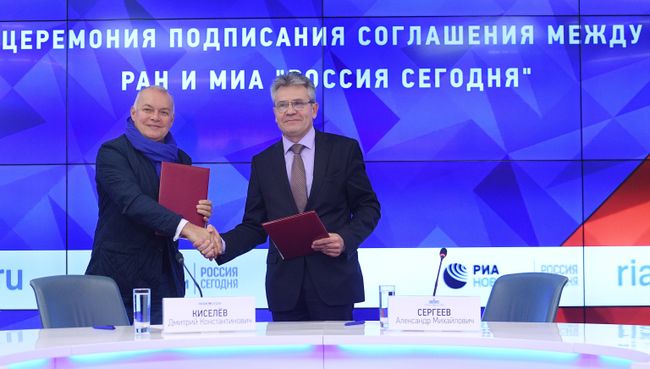 Генеральный директор МИА Россия сегодня Дмитрий Киселев и президент РАН Александр Сергеев на церемонии подписания соглашения между МИА и РАН. 25 октября 2017