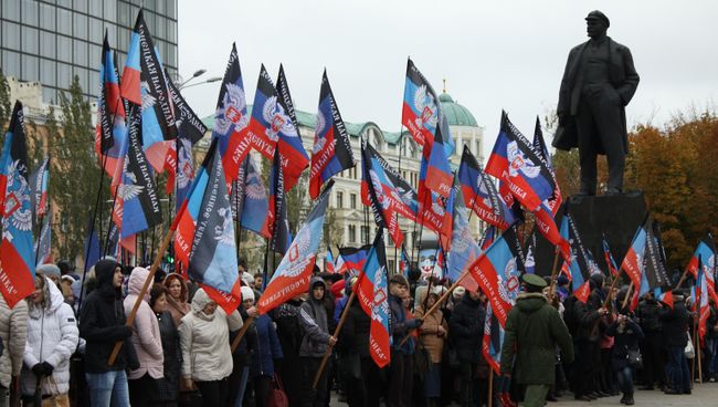 Участники митинга, посвященного празднованию Дня флага, на площади Ленина в Донецке. Архивное фото