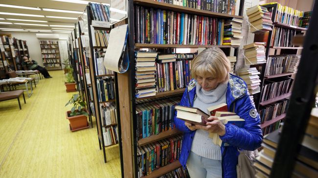 Посетительница в Волгоградской библиотеке