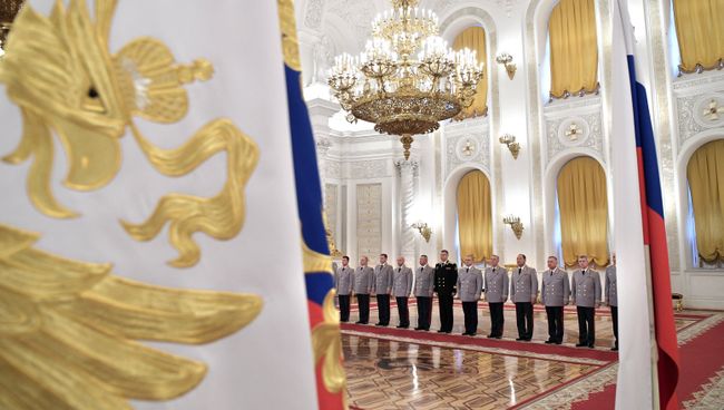 Офицеры в Георгиевском зале Большого Кремлёвского дворца перед началом церемонии представления президенту РФ Владимиру Путину. 26 октября 2017 Офицеры в Георгиевском зале Большого Кремлёвского дворца перед началом церемонии представления президенту РФ Владимиру Путину. 26 октября 2017