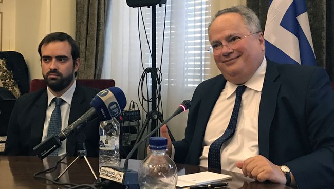 Министр иностранных дел Греции Никос Котзиас во время пресс-конференциив Афинах. Архивное фото Министр иностранных дел Греции Никос Котзиас во время пресс-конференциив Афинах. Архивное фото