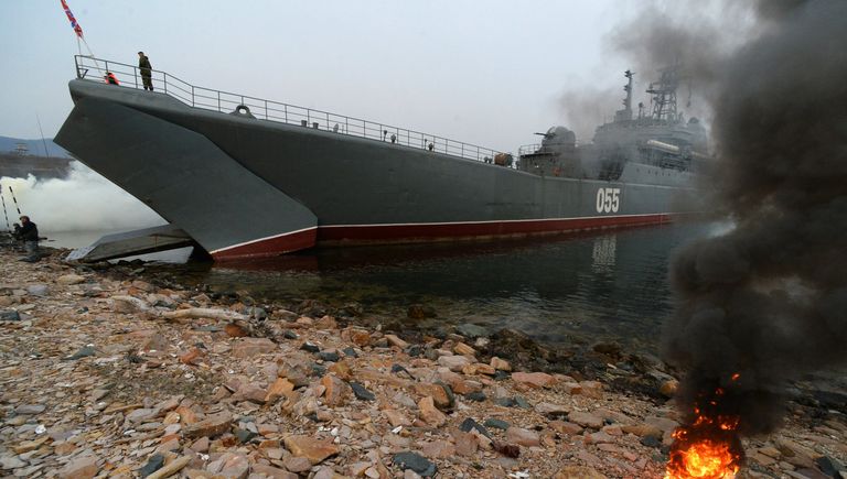 Погрузка боевой техники и военнослужащих России и Индии на борт корабля Адмирал Невельской в рамках международных российско-индийских учений Индра - 2017 во Владивостоке. 26 октября 2017 Погрузка боевой техники и военнослужащих России и Индии на борт корабля Адмирал Невельской в рамках международных российско-индийских учений Индра - 2017 во Владивостоке. 26 октября 2017