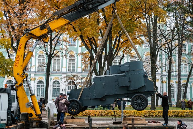 Установка броневика Враг капитала в Большом дворе Зимнего дворца в Санкт-Петербурге Установка броневика Враг капитала в Большом дворе Зимнего дворца в Санкт-Петербурге