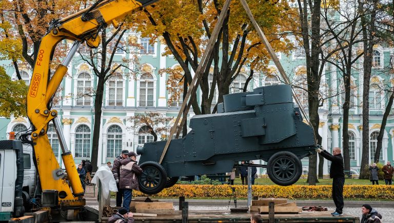 Установка броневика Враг капитала в Большом дворе Зимнего дворца в Санкт-Петербурге Установка броневика Враг капитала в Большом дворе Зимнего дворца в Санкт-Петербурге