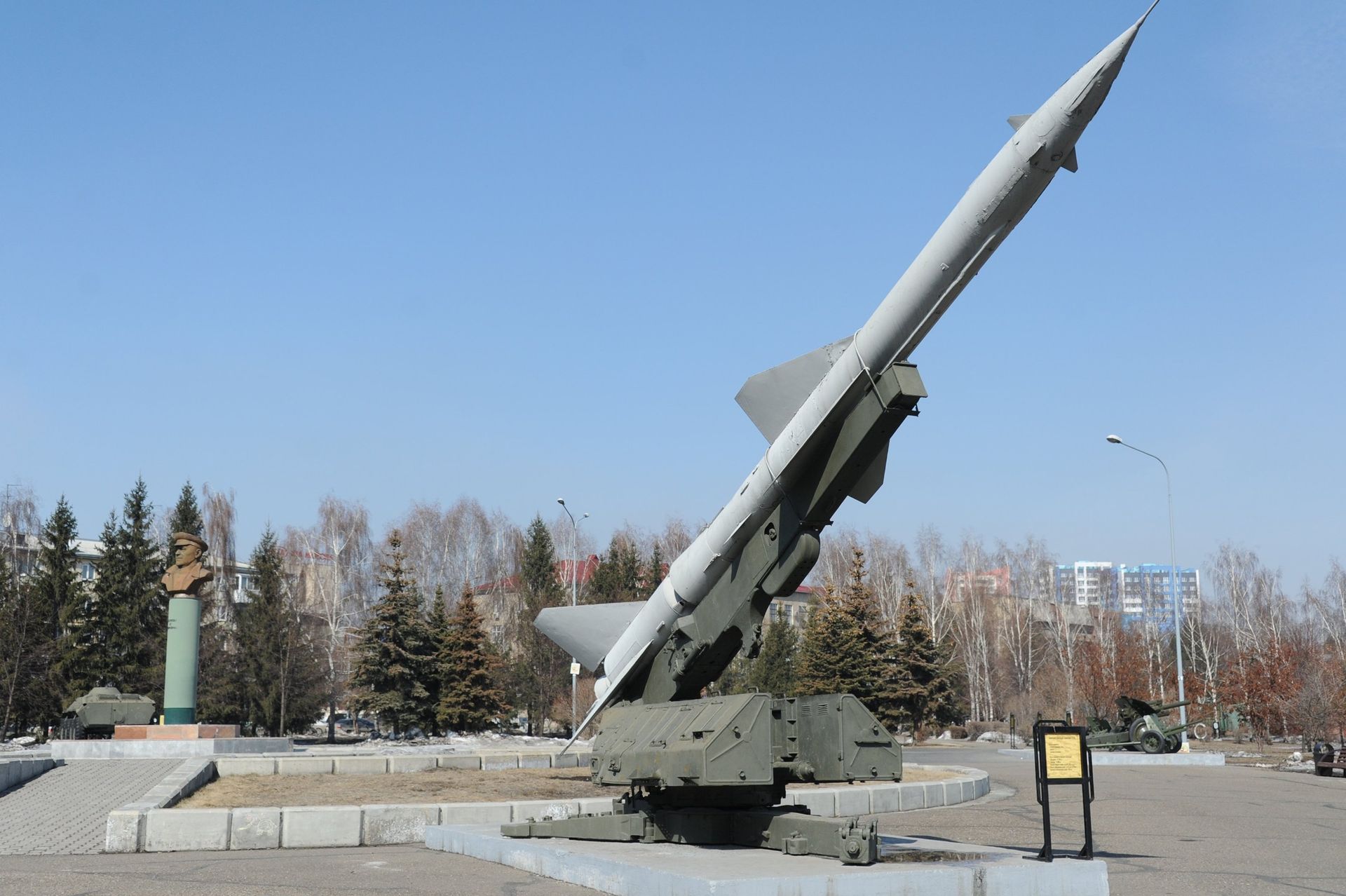 Зенитный ракетный комплекс С-75 в парке победы в Кемерово Зенитный ракетный комплекс С-75 в парке победы в Кемерово - РИА Новости, 1920, 30.04.2025