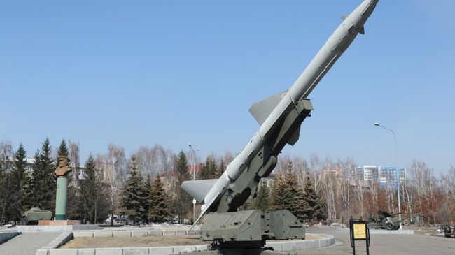 Зенитный ракетный комплекс С-75 в парке победы в Кемерово