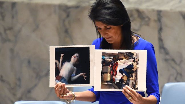 Постпред США при ООН Никки Хейли держит фотографии жертв предполагаемой химической атаки в Сирии. Архивное фото Постпред США при ООН Никки Хейли держит фотографии жертв предполагаемой химической атаки в Сирии. Архивное фото