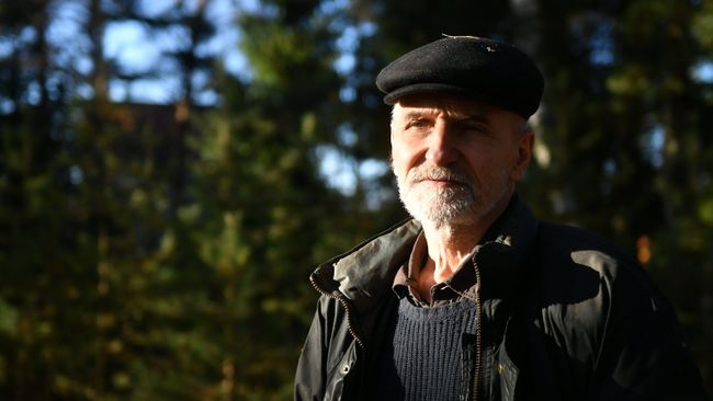 Поэт и музыкант Петр Мамонов в саду своего загородного дома