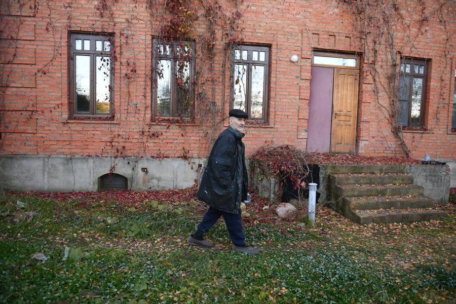 Поэт и музыкант Петр Мамонов в саду своего загородного дома