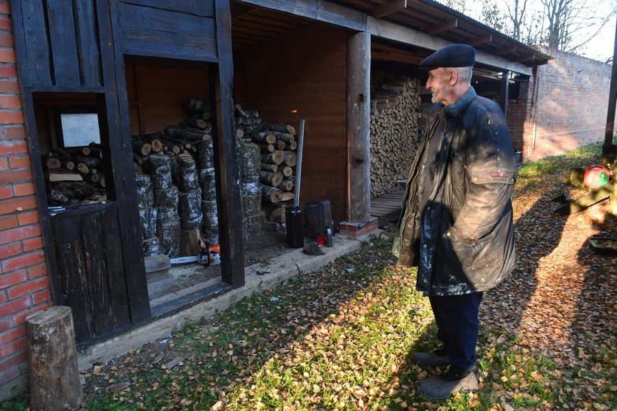 Поэт и музыкант Петр Мамонов в саду своего загородного дома