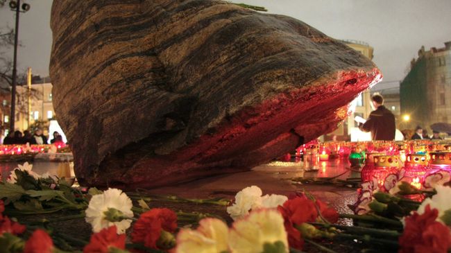 Во время акции Возвращение имен, посвященной памяти жертв политических репрессий, которая прошла на Лубянской площади у Соловецкого камня.