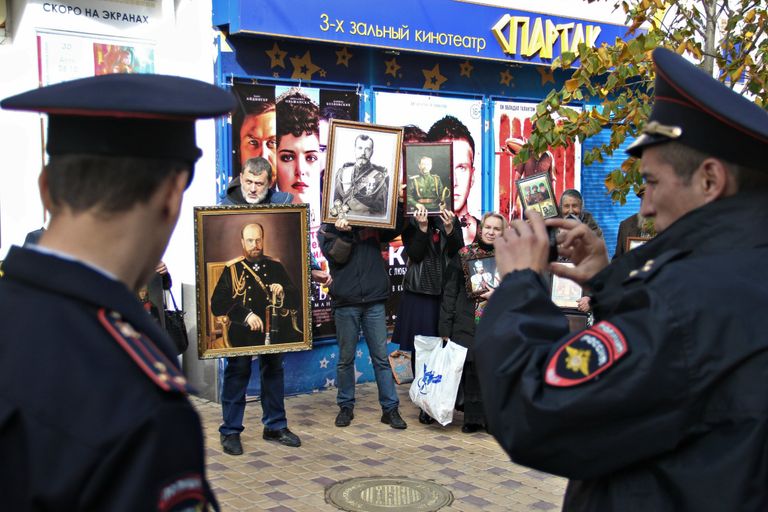 Противники показа фильма Матильда на акции протеста у кинотеатра в Симферополе