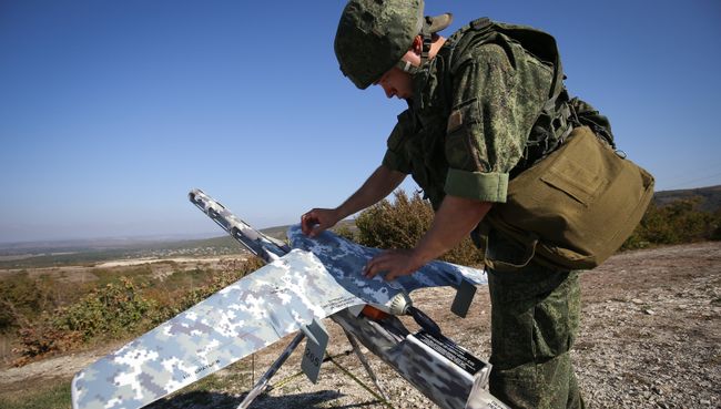 Военнослужащий готовит беспилотный летательный аппарат во время учений. Архивное фото Военнослужащий готовит беспилотный летательный аппарат во время учений. Архивное фото