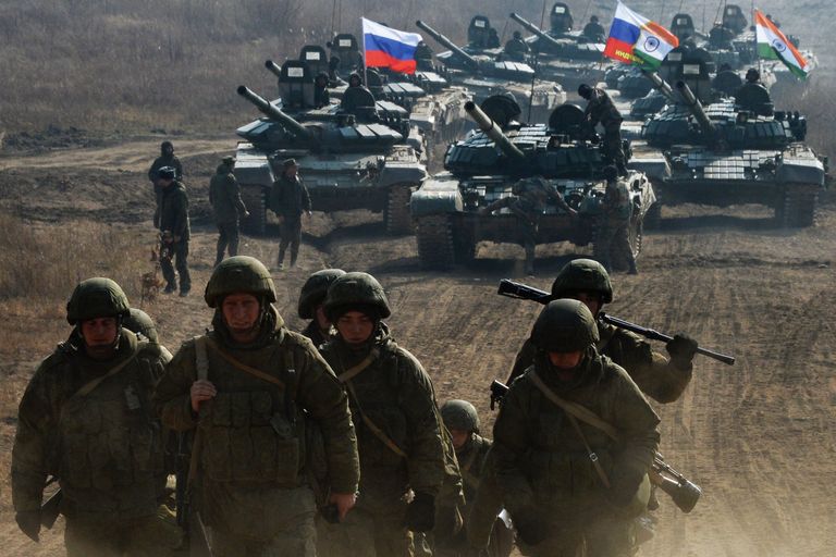 Военнослужащие Вооруженных сил России во время международных российско-индийских межвидовых учений Индра – 2017 на полигоне Сергеевский в Приморском крае Военнослужащие Вооруженных сил России во время международных российско-индийских межвидовых учений Индра – 2017 на полигоне Сергеевский в Приморском крае
