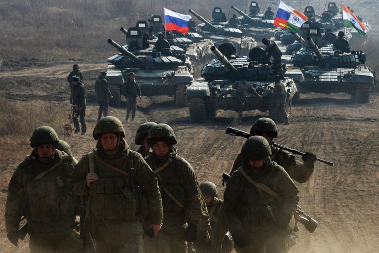 Военнослужащие Вооруженных сил России во время международных российско-индийских межвидовых учений Индра – 2017 на полигоне Сергеевский в Приморском крае Военнослужащие Вооруженных сил России во время международных российско-индийских межвидовых учений Индра – 2017 на полигоне Сергеевский в Приморском крае