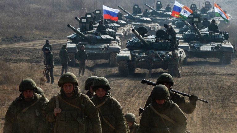 Военнослужащие Вооруженных сил России во время международных российско-индийских межвидовых учений Индра – 2017 на полигоне Сергеевский в Приморском крае Военнослужащие Вооруженных сил России во время международных российско-индийских межвидовых учений Индра – 2017 на полигоне Сергеевский в Приморском крае