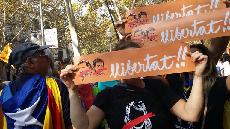 Люди на акции у здания парламента Каталонии в поддержку провозглашения независимости. 27 октября 2017 Люди на акции у здания парламента Каталонии в поддержку провозглашения независимости. 27 октября 2017