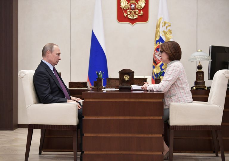 Президент РФ Владимир Путин и председатель Центрального банка РФ Эльвира Набиуллина во время встречи. 27 октября 2017 Президент РФ Владимир Путин и председатель Центрального банка РФ Эльвира Набиуллина во время встречи. 27 октября 2017