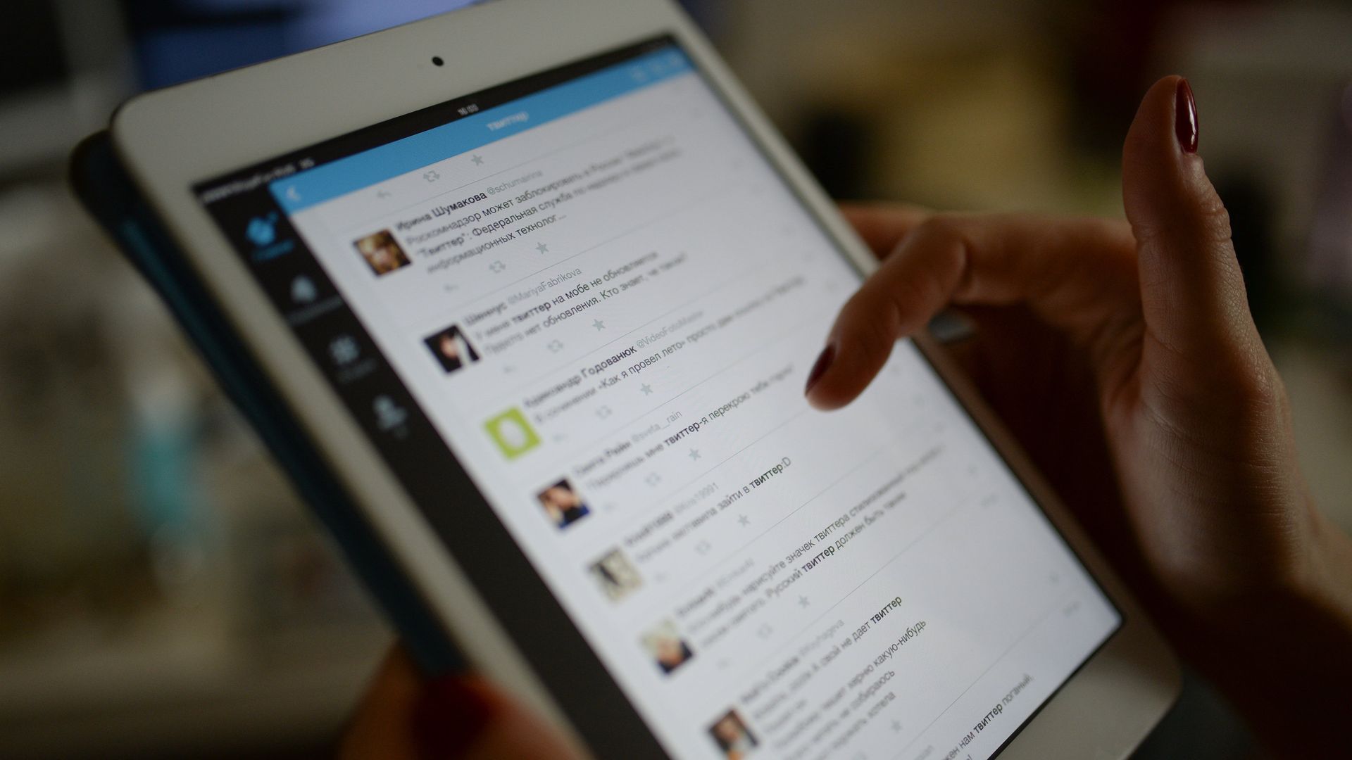 Приложение Twitter на экране планшетного компьютера. Архивное фото Приложение Twitter на экране планшетного компьютера. Архивное фото - РИА Новости, 1920, 17.12.2017