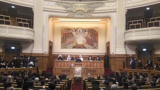 Патриарх Кирилл на заседании священного синода Румынской православной церкви
