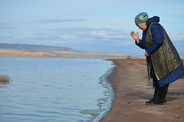 Мария Бадагуева  во время обряда на берегу Братского водохранилища. 29 октября 2017