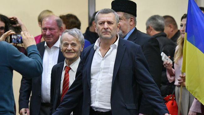 Заместители руководителя Меджлиса крымско-татарского народа Ахтем Чийгоз и Ильми Умеров в аэропорту Борисполь в Киеве Заместители руководителя Меджлиса крымско-татарского народа Ахтем Чийгоз и Ильми Умеров в аэропорту Борисполь в Киеве