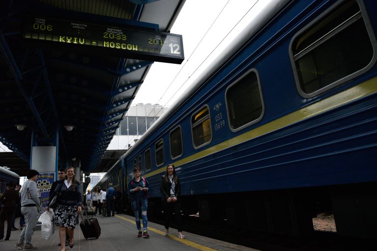 Пассажиры на перроне Центрального железнодорожного вокзала в Киеве Пассажиры на перроне Центрального железнодорожного вокзала в Киеве