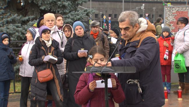 Москвичи почтили память жертв репрессий на акции Возвращение имен Москвичи почтили память жертв репрессий на акции Возвращение имен