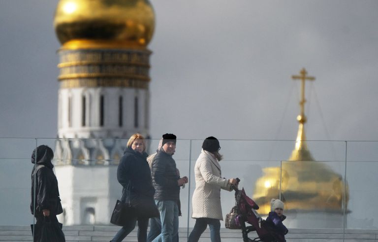 Посетители на территории природно-ландшафтного парка Зарядье в Москве Посетители на территории природно-ландшафтного парка Зарядье в Москве