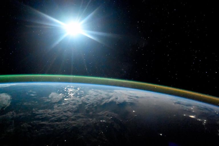Ночная планета Земля в лунном свете и сиянии Авроры. 7 октября 2017 Ночная планета Земля в лунном свете и сиянии Авроры. 7 октября 2017