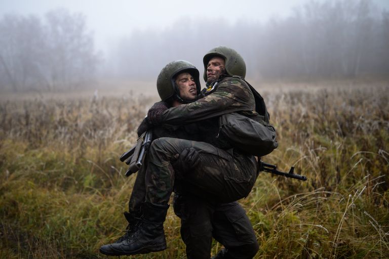 Марш-бросок во время квалификационных испытаний на право ношения крапового берета среди военнослужащих и сотрудников подразделений специального назначения Сибирского округа Росгвардии на базе учебного центра Горный в Новосибирской области Марш-бросок во время квалификационных испытаний на право ношения крапового берета среди военнослужащих и сотрудников подразделений специального назначения Сибирского округа Росгвардии на базе учебного центра Горный в Новосибирской области