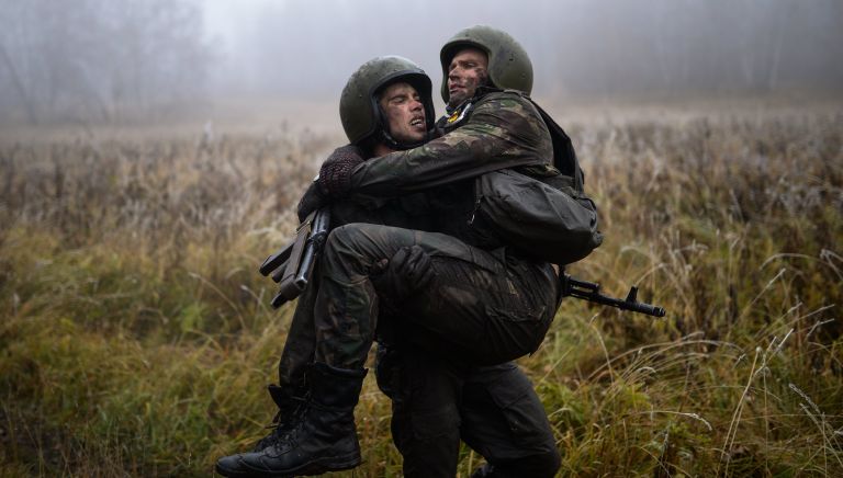 Марш-бросок во время квалификационных испытаний на право ношения крапового берета среди военнослужащих и сотрудников подразделений специального назначения Сибирского округа Росгвардии на базе учебного центра Горный в Новосибирской области Марш-бросок во время квалификационных испытаний на право ношения крапового берета среди военнослужащих и сотрудников подразделений специального назначения Сибирского округа Росгвардии на базе учебного центра Горный в Новосибирской области