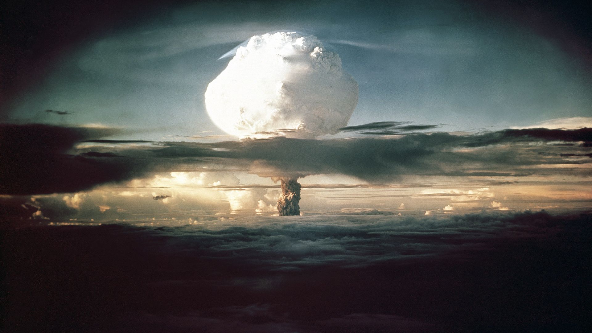 Испытание первой термоядерной бомбы США на атолле Эниветок. 1 ноября 1952 Испытание первой термоядерной бомбы США на атолле Эниветок. 1 ноября 1952 - РИА Новости, 1920, 01.11.2022