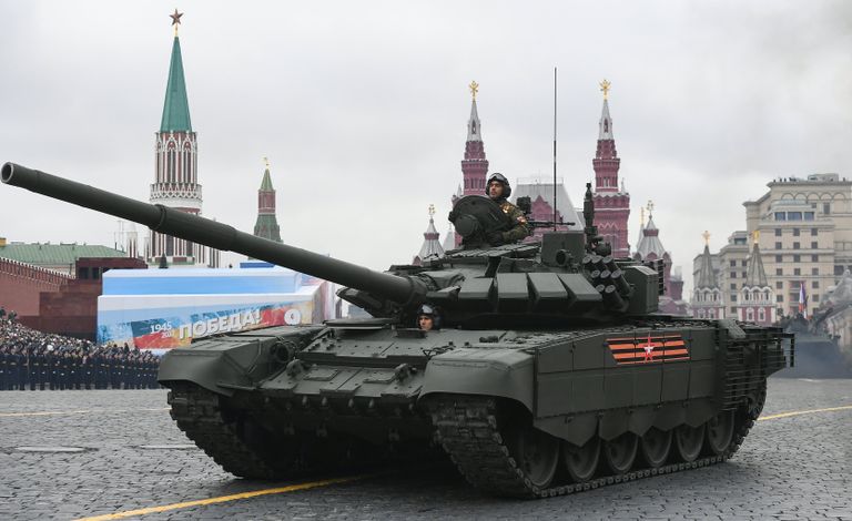 Танк Т-72Б3 на военном параде, посвященном 72-й годовщине Победы в Великой Отечественной войне 1941-1945 годов Танк Т-72Б3 на военном параде, посвященном 72-й годовщине Победы в Великой Отечественной войне 1941-1945 годов