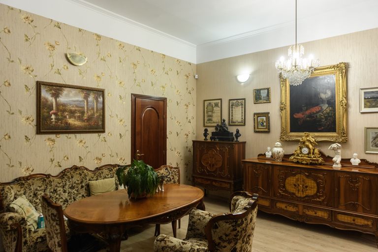 Лавка старьевщика Макса Верника в переулке на Арбате