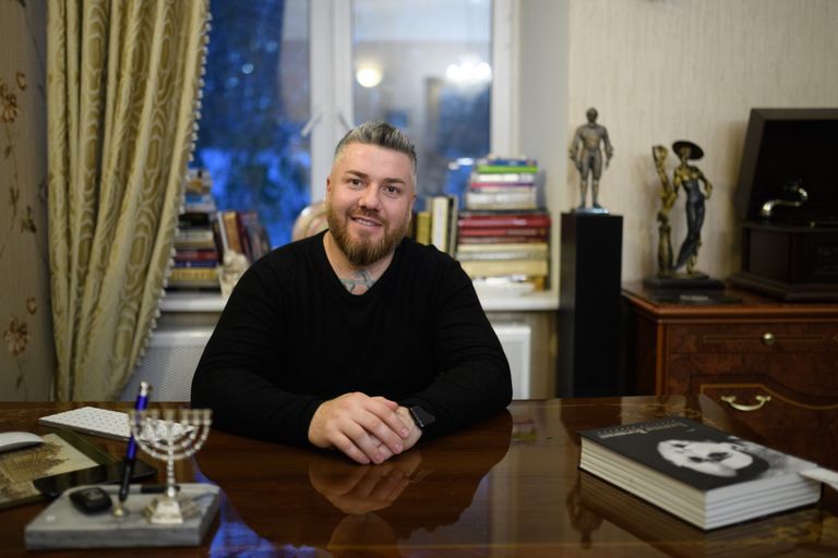 Старьевщик Макс Верник у себя в антикварной лавке на Арбате
