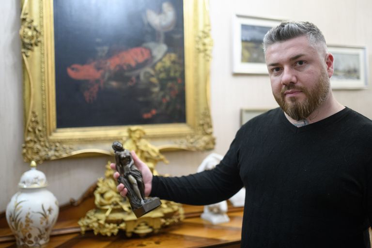 Старьевщик Макс Верник у себя в антикварной лавке
