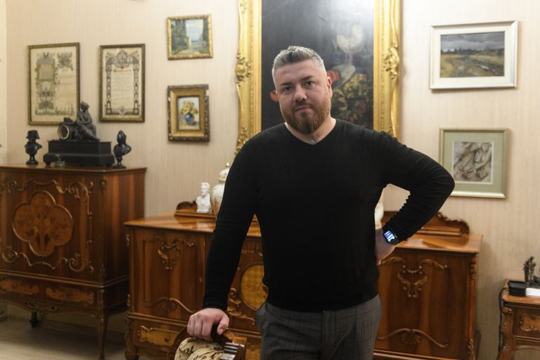 Старьевщик Макс Верник у себя в антикварной лавке