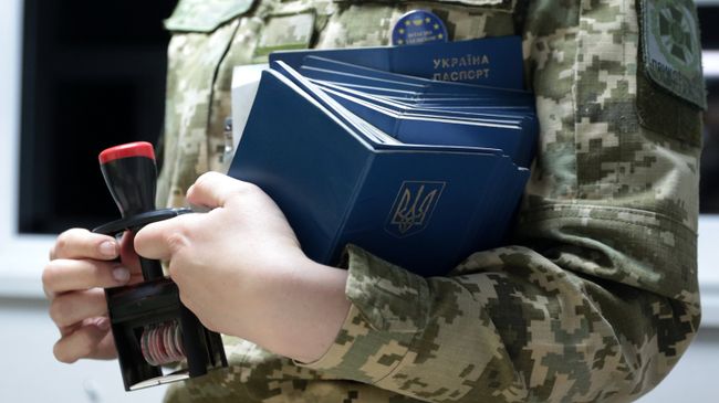 Сотрудница пограничной службы Украины на международном пункте пропуска через украинско-польскую границу. Архивное фото Сотрудница пограничной службы Украины на международном пункте пропуска через украинско-польскую границу. Архивное фото
