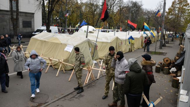 Палаточный городок участников веча у здания Верховной рады Украины в Киеве. 29 октября 2017 Палаточный городок участников веча у здания Верховной рады Украины в Киеве. 29 октября 2017
